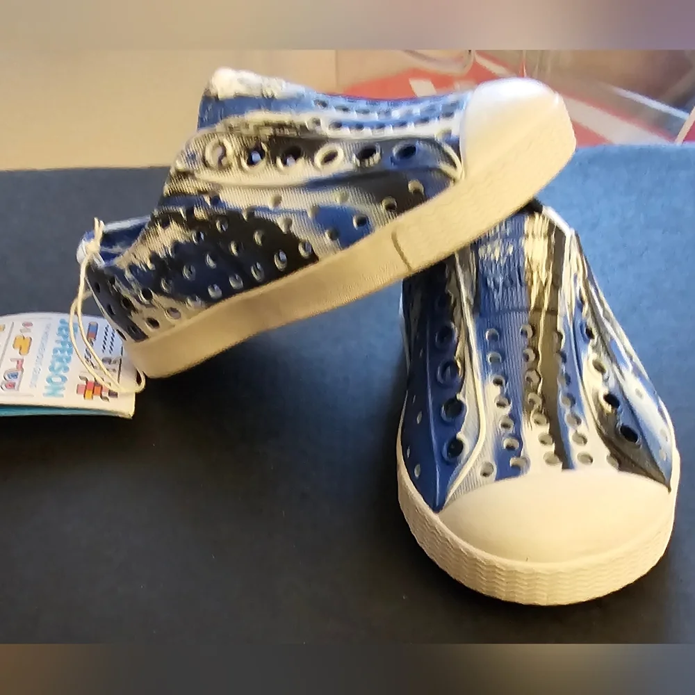 Native Jefferson Water Shoes Marbled UV Blue/Shell White Unisex Kid's Size 4 NEW